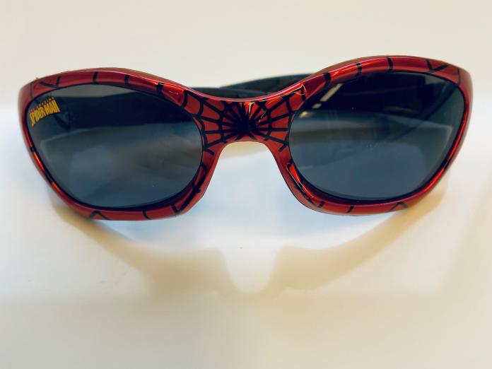 Solbriller med spiderman mønster på